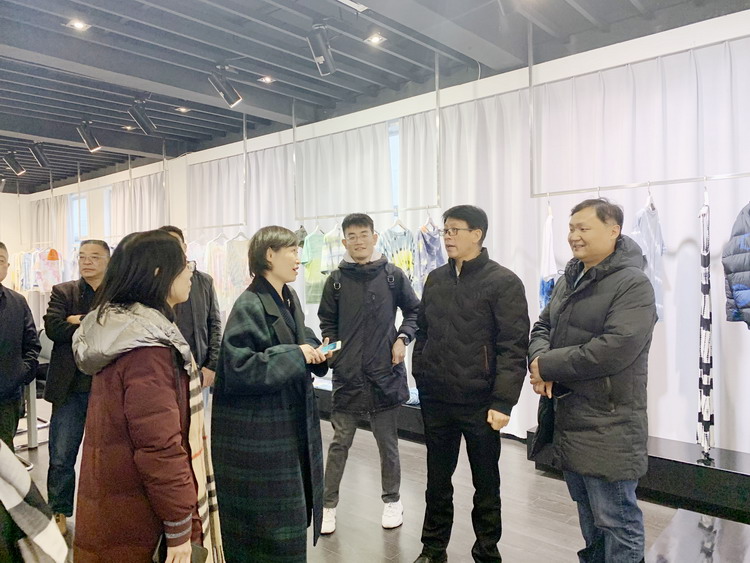 中國(guó)紡織品進(jìn)出口商會(huì)、海安市商務(wù)局領(lǐng)導(dǎo)一行來(lái)訪華藝調(diào)研.jpg